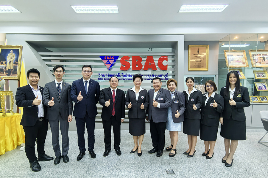 公司代表团与SBAC职业公司、曼谷北部大学与会人员合影 (1).jpg