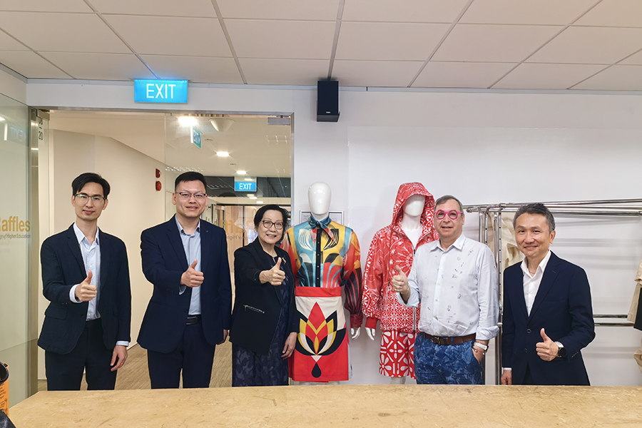 公司代表团访问莱佛士设计公司 (1).jpg