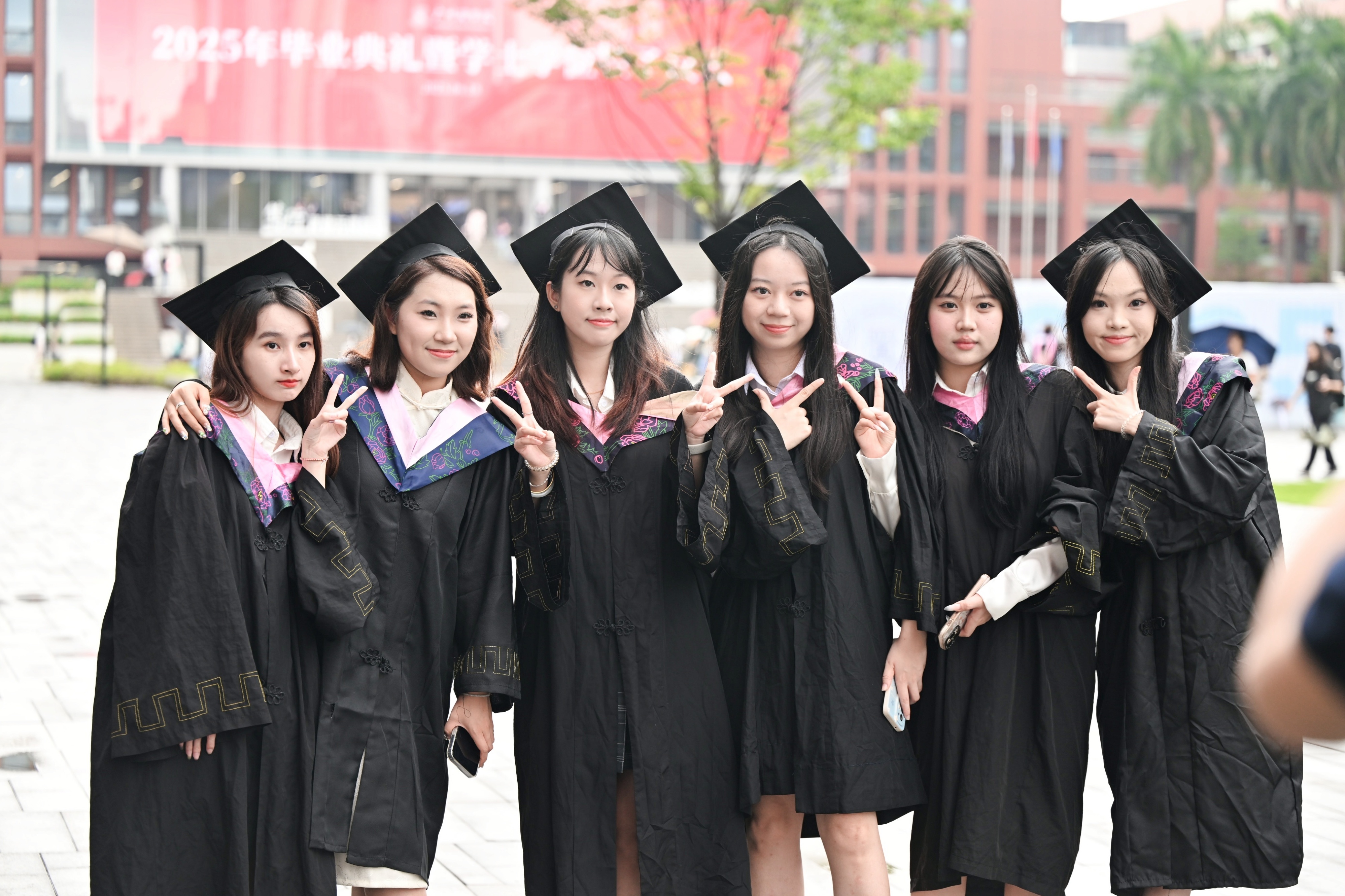 毕业生合影留念 (2).jpg