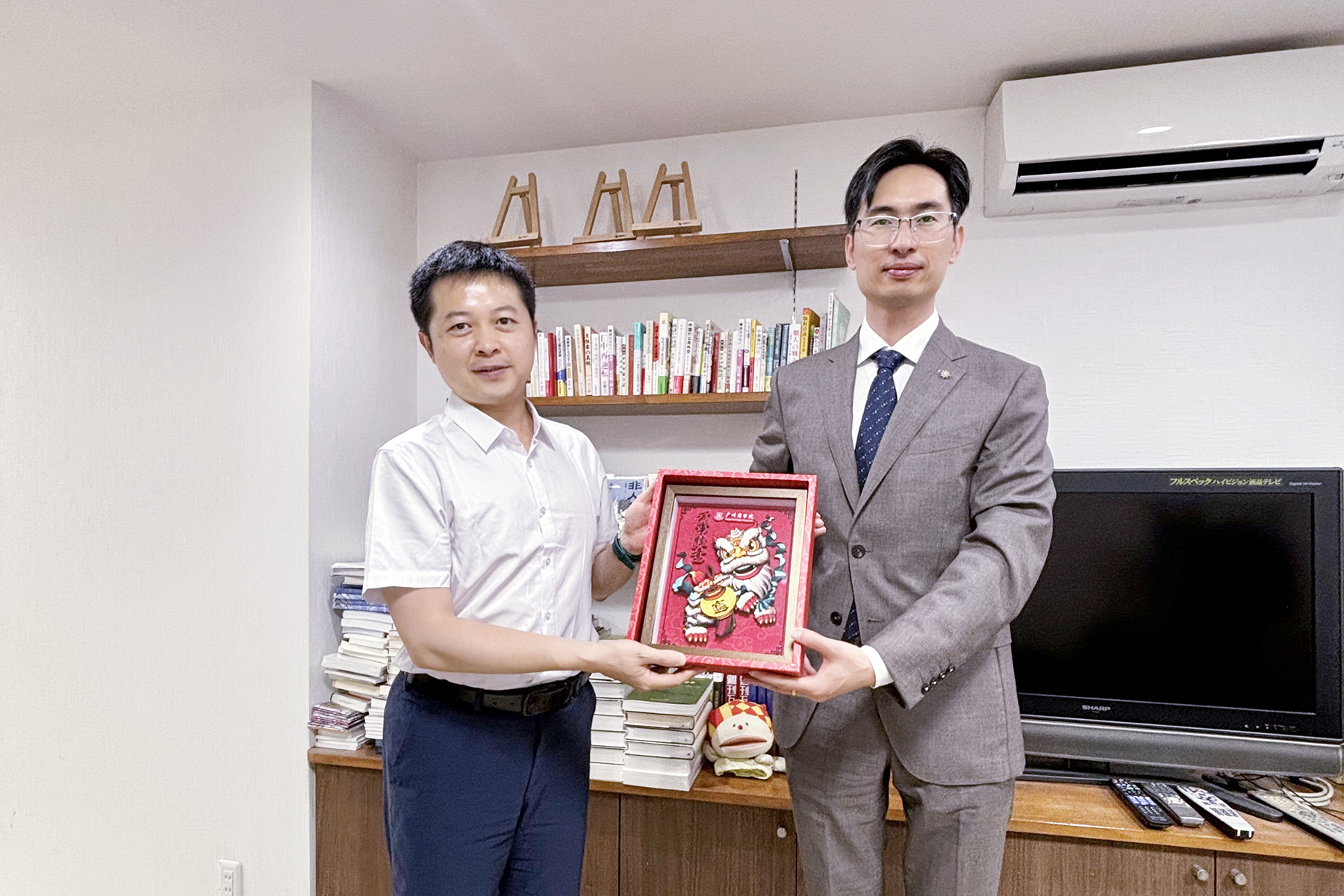 与中国外文局亚太传播中心（东京支局） 交换礼品.jpg