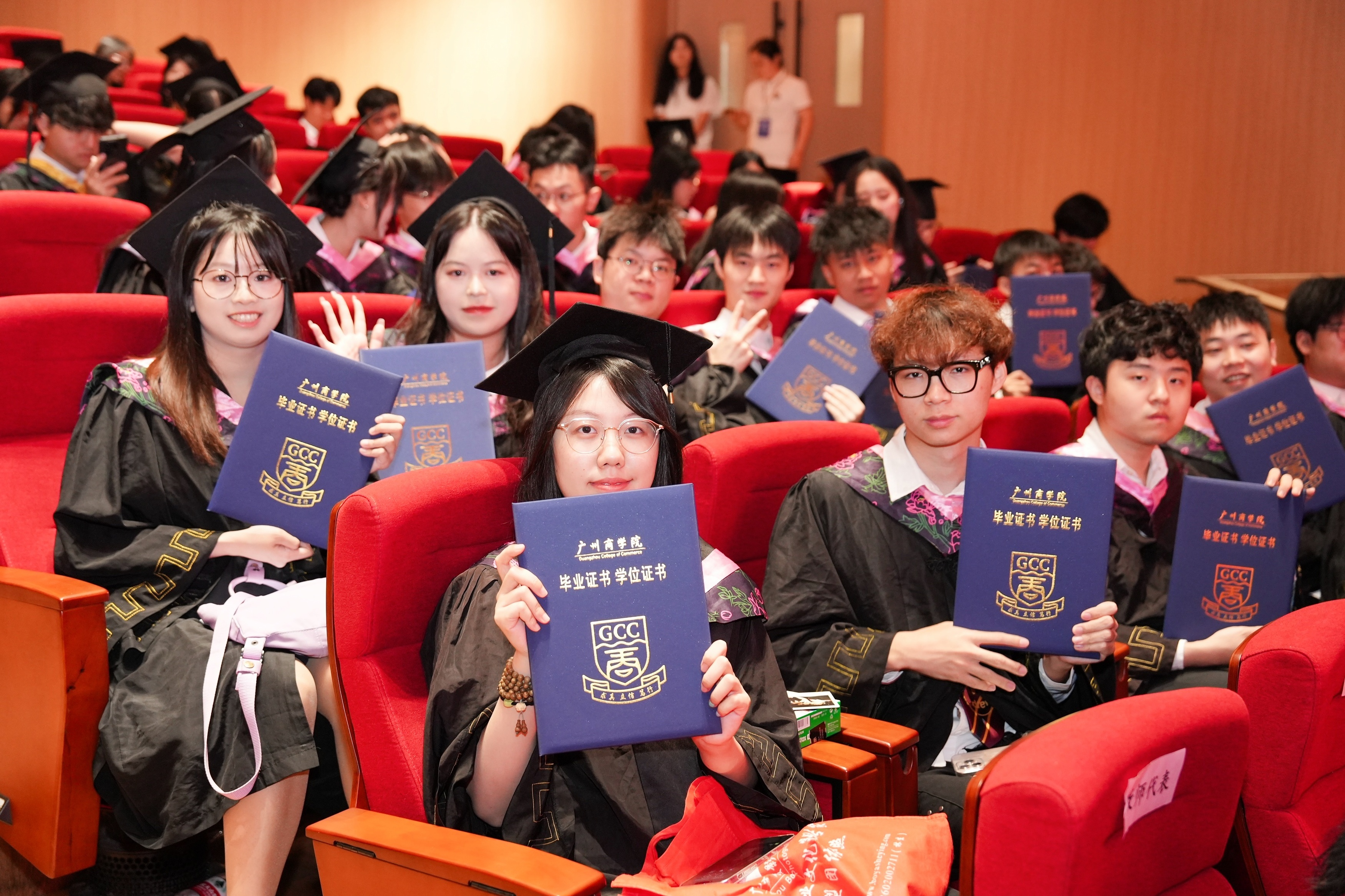 毕业生合影留念 (1).jpg