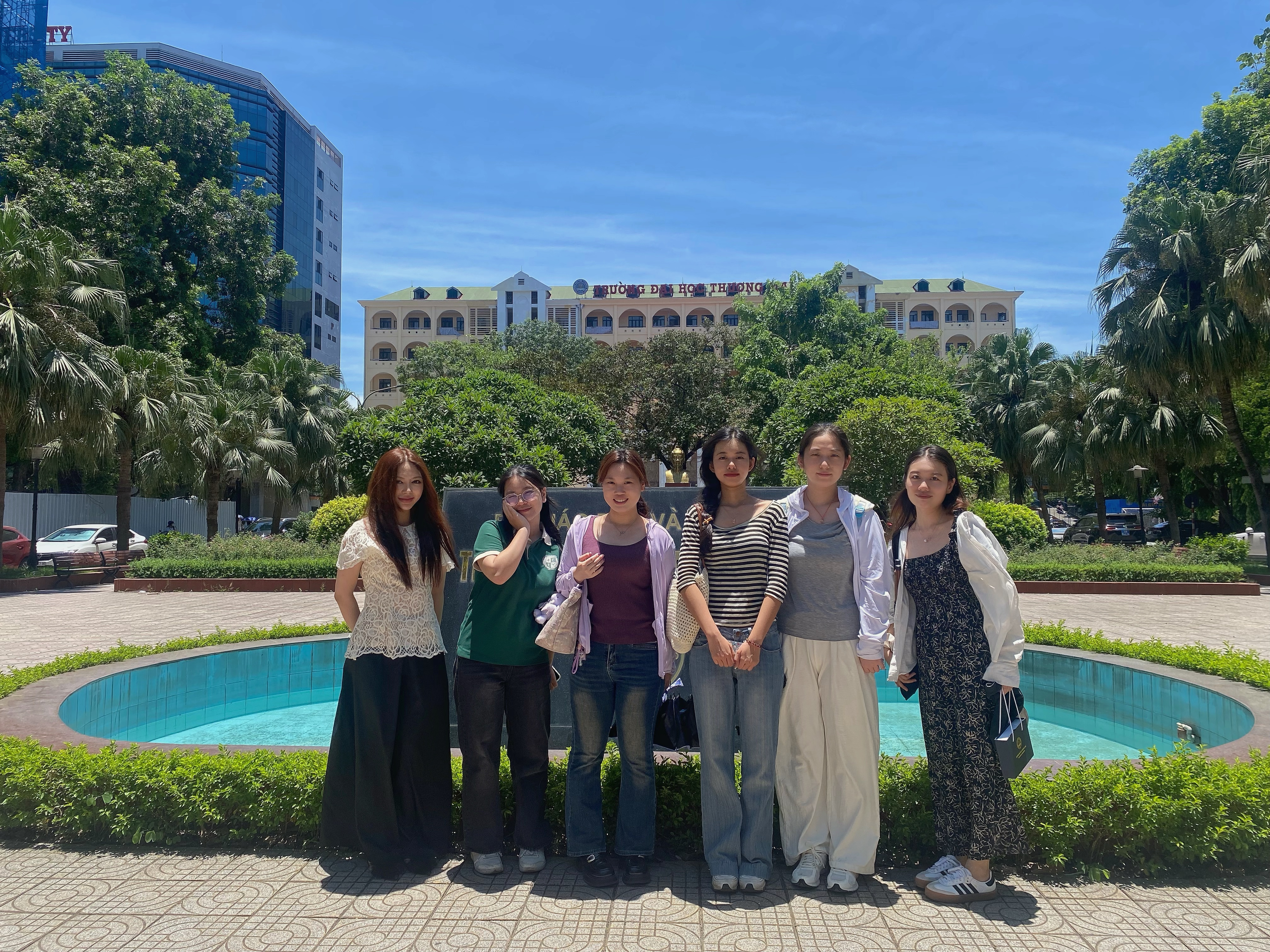 5. 公司师生与越南商业大学师生合影.jpg