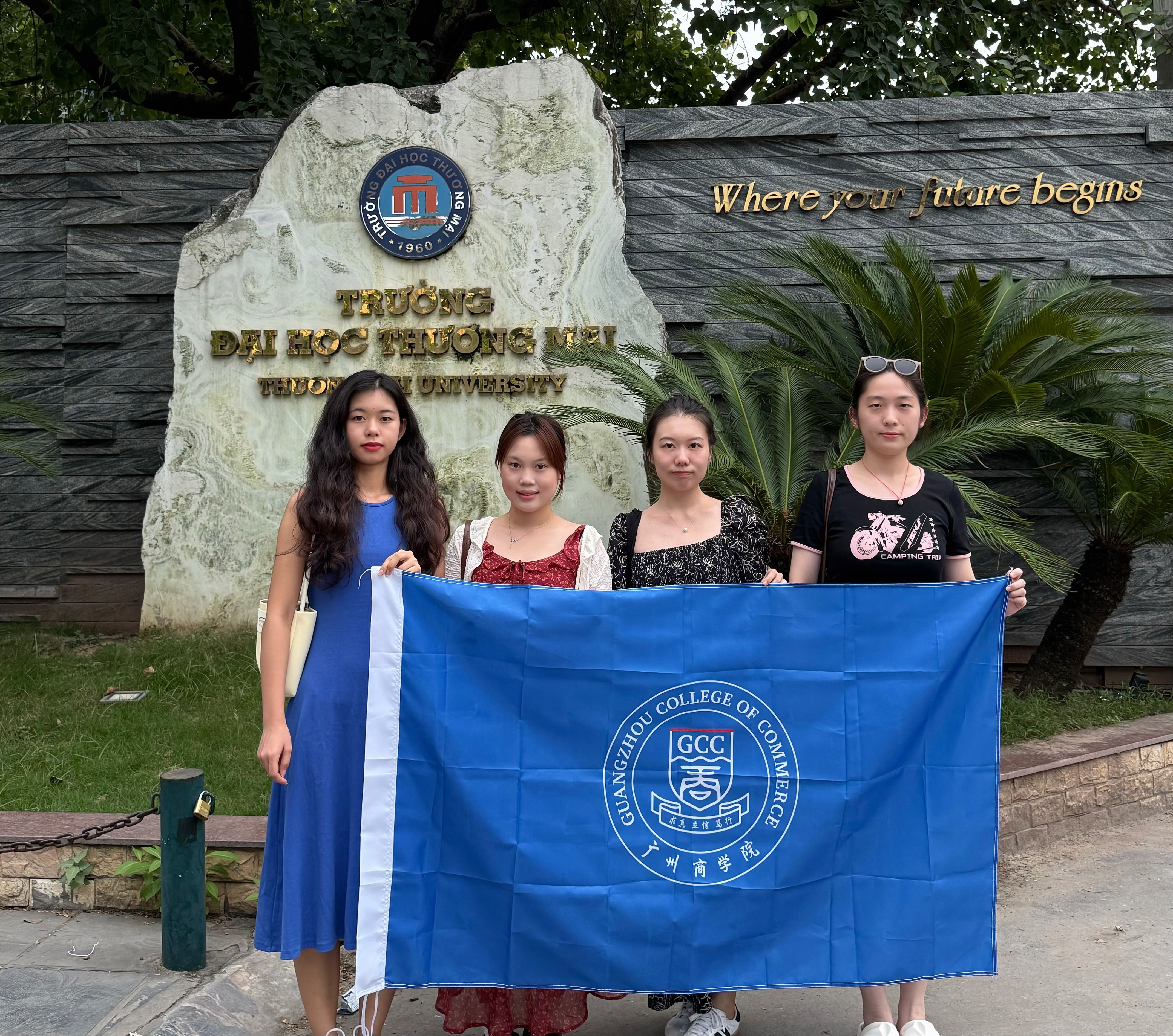 2. 公司师生在越南商业大公司门前合影.jpg