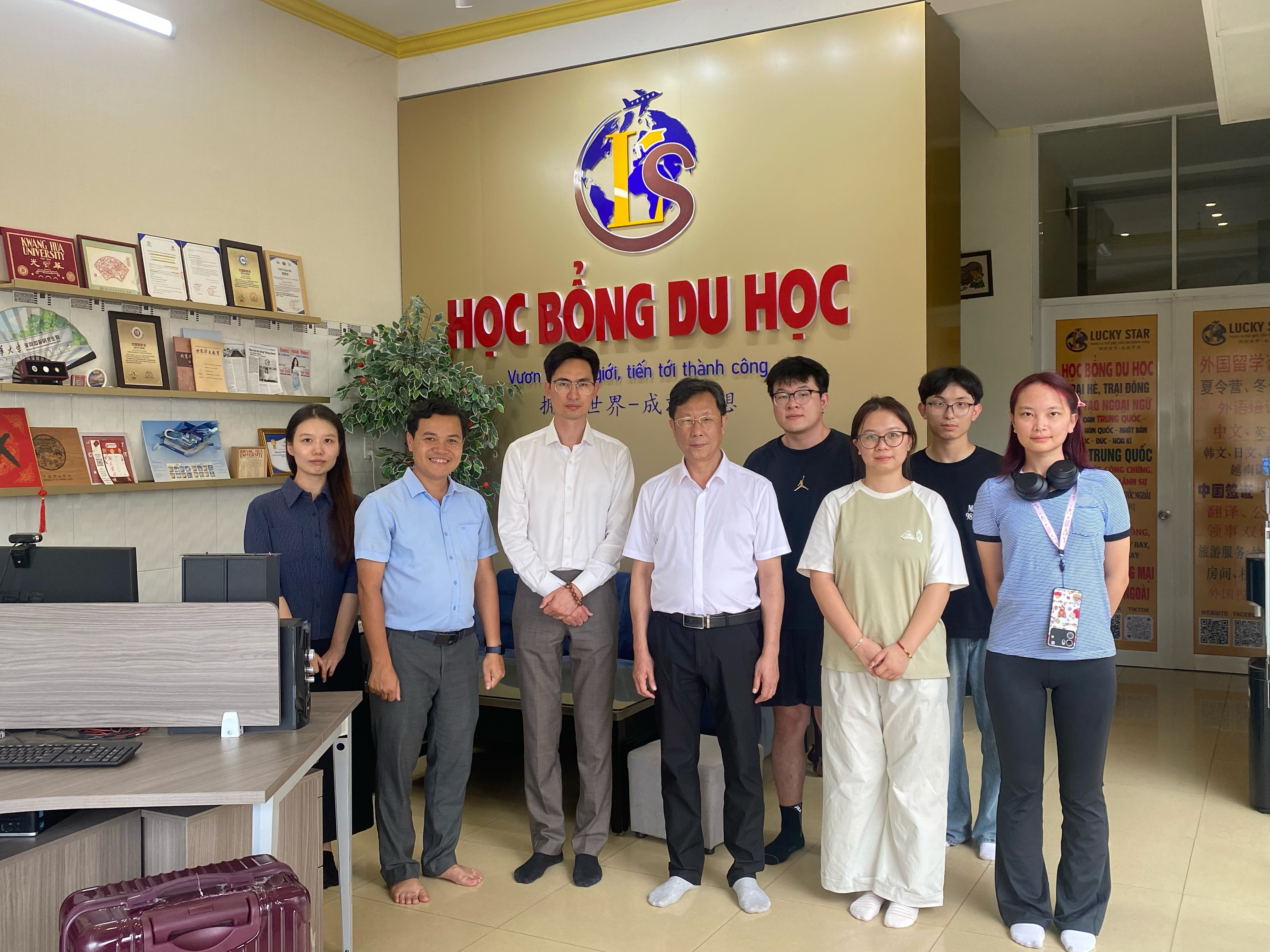 6. 熊建文一行与公司在越交换生合影.jpg
