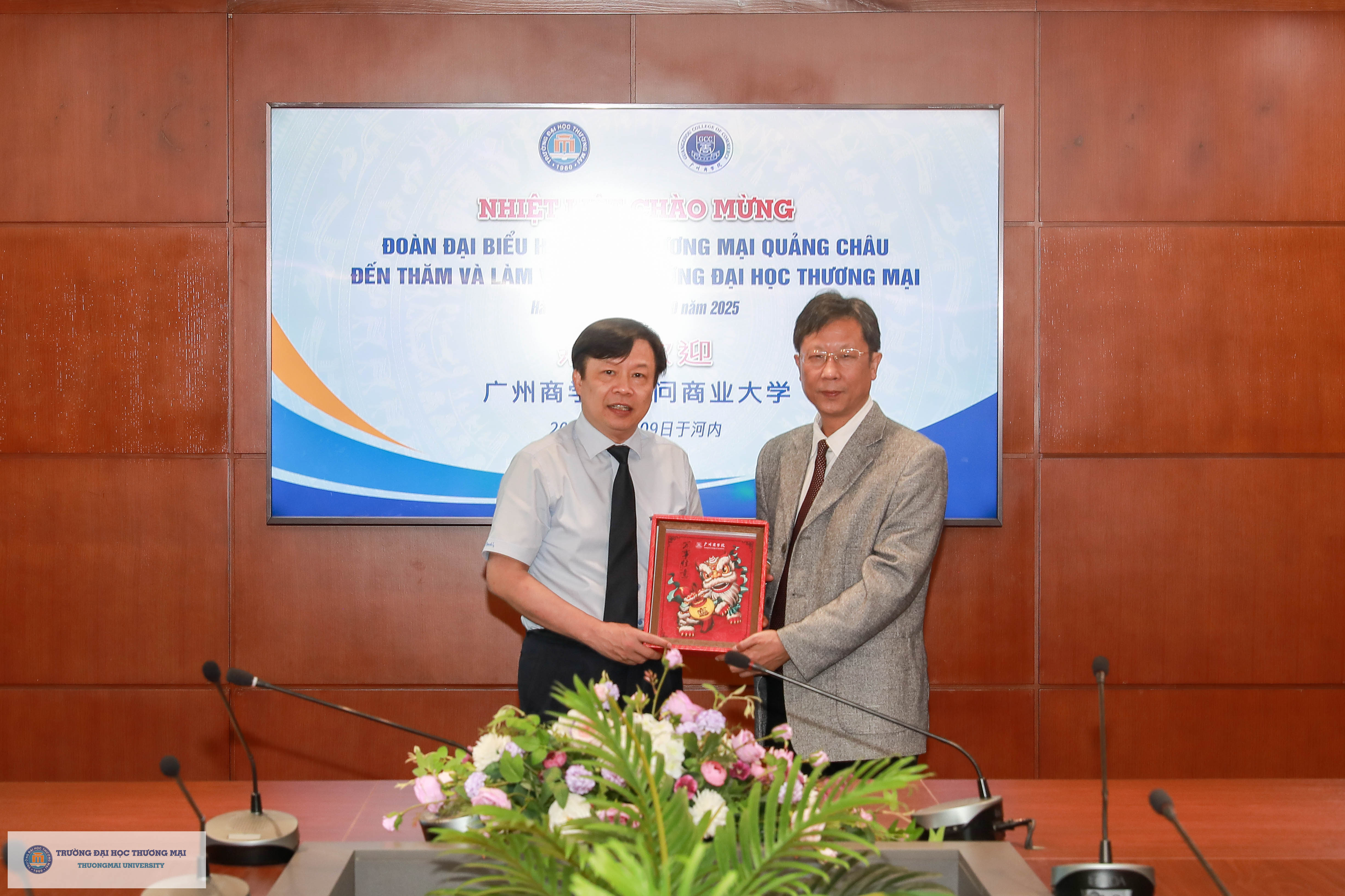 2. 公司师生与越南商业大公司方代表合影.jpg