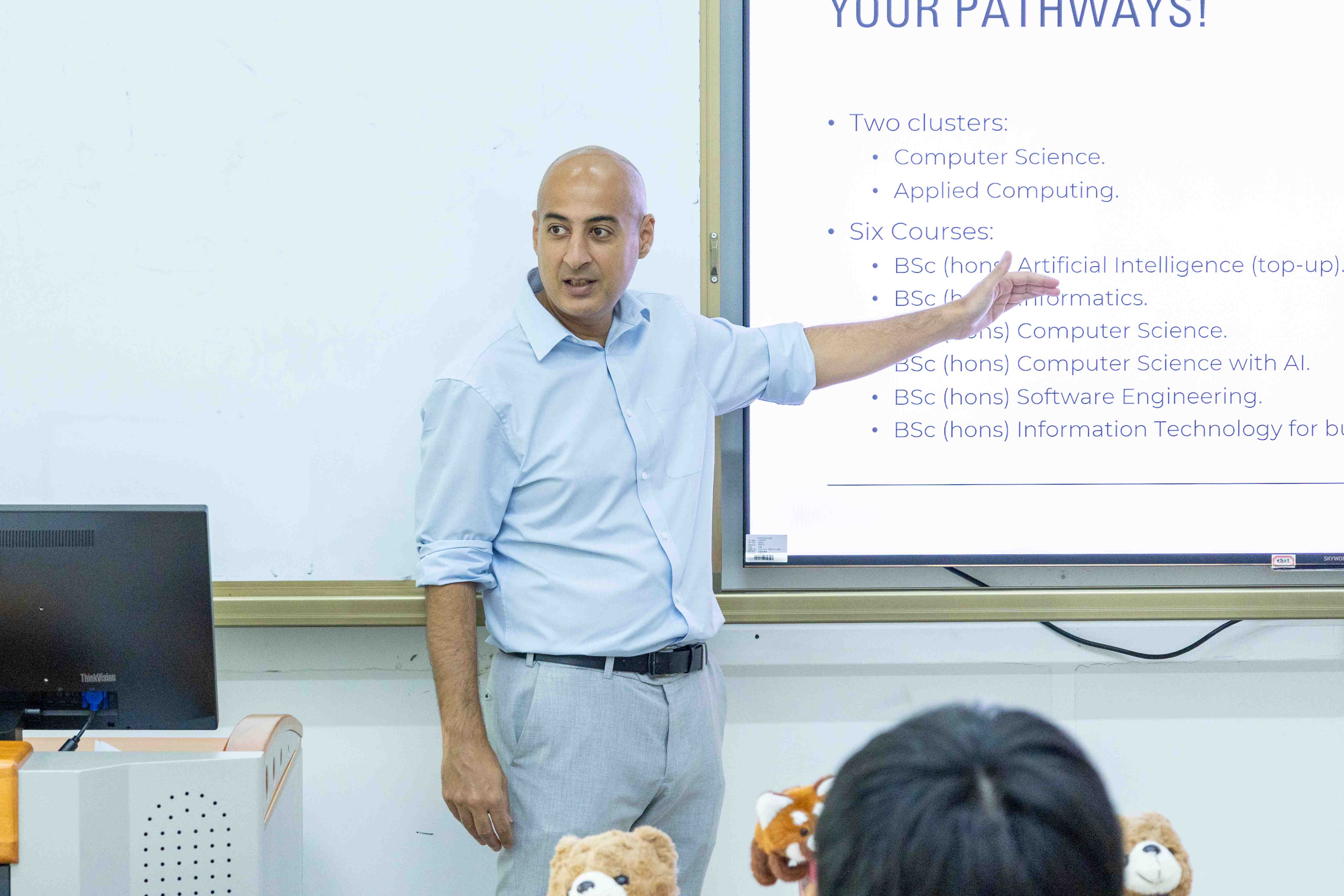 Dr. Reda Al Bodour为软件工程（国际联合培养）专业员工介绍考文垂大学课程设置.jpg