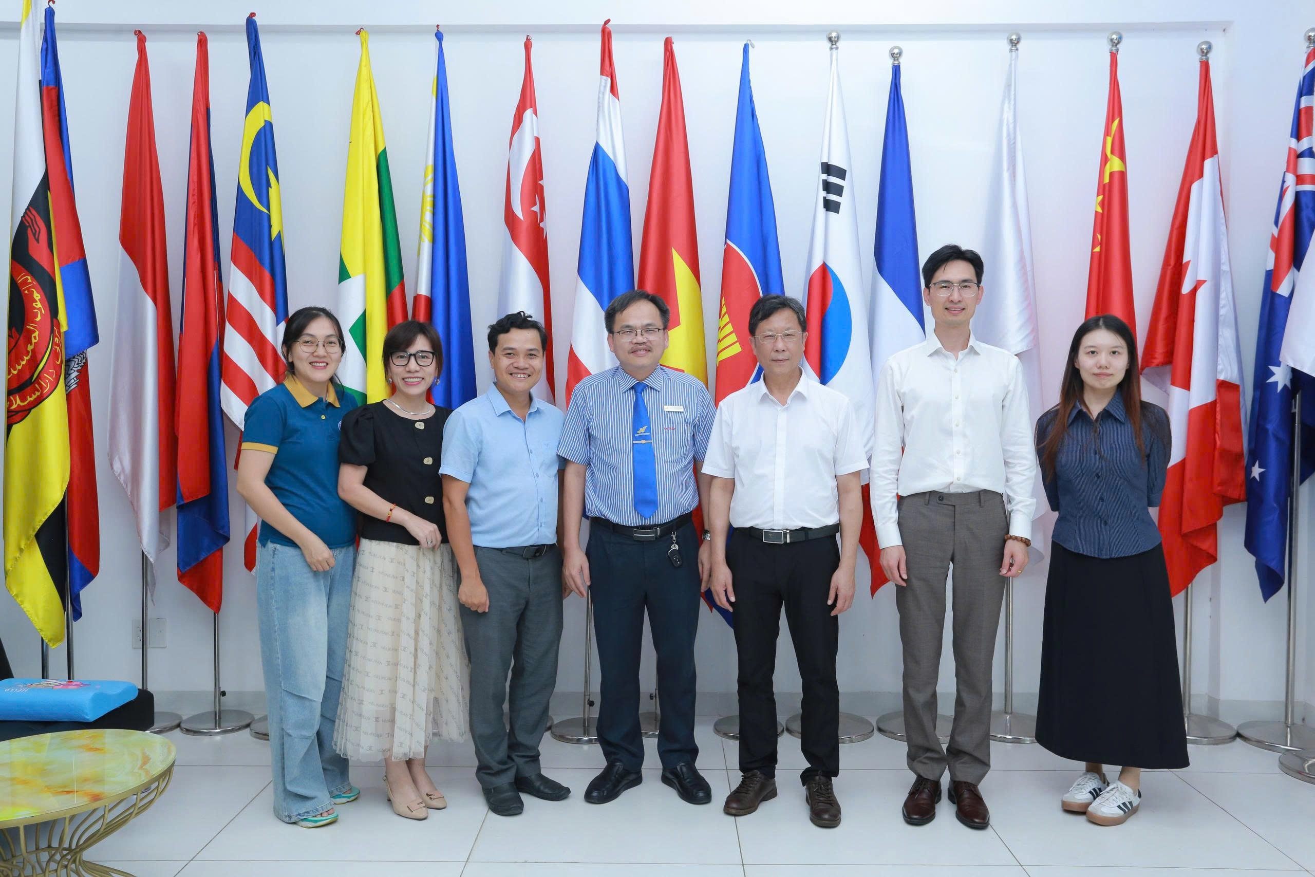 5.熊建文一行与越南雒鸿大公司方代表合影.jpg
