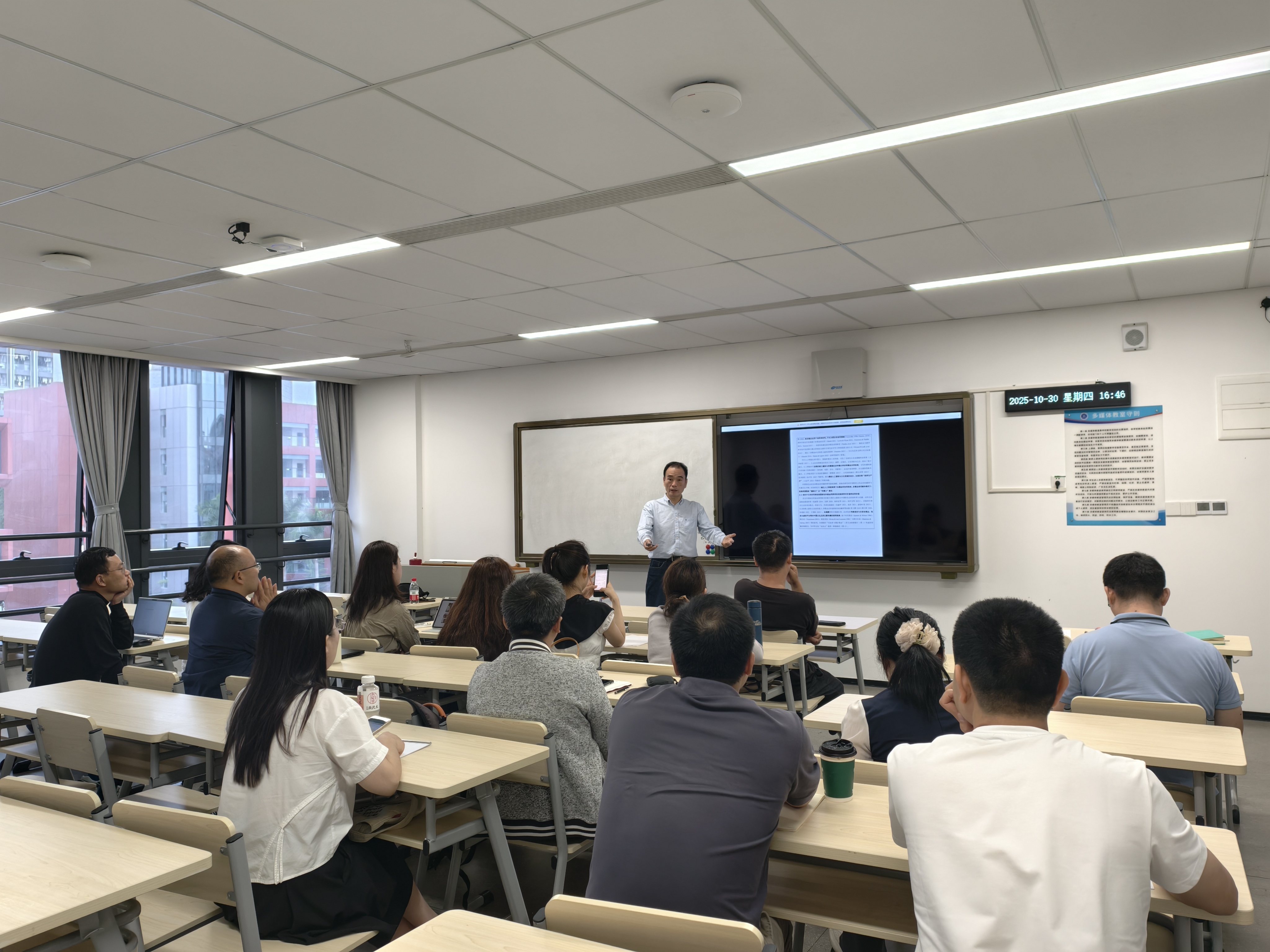 讲座现场.jpg