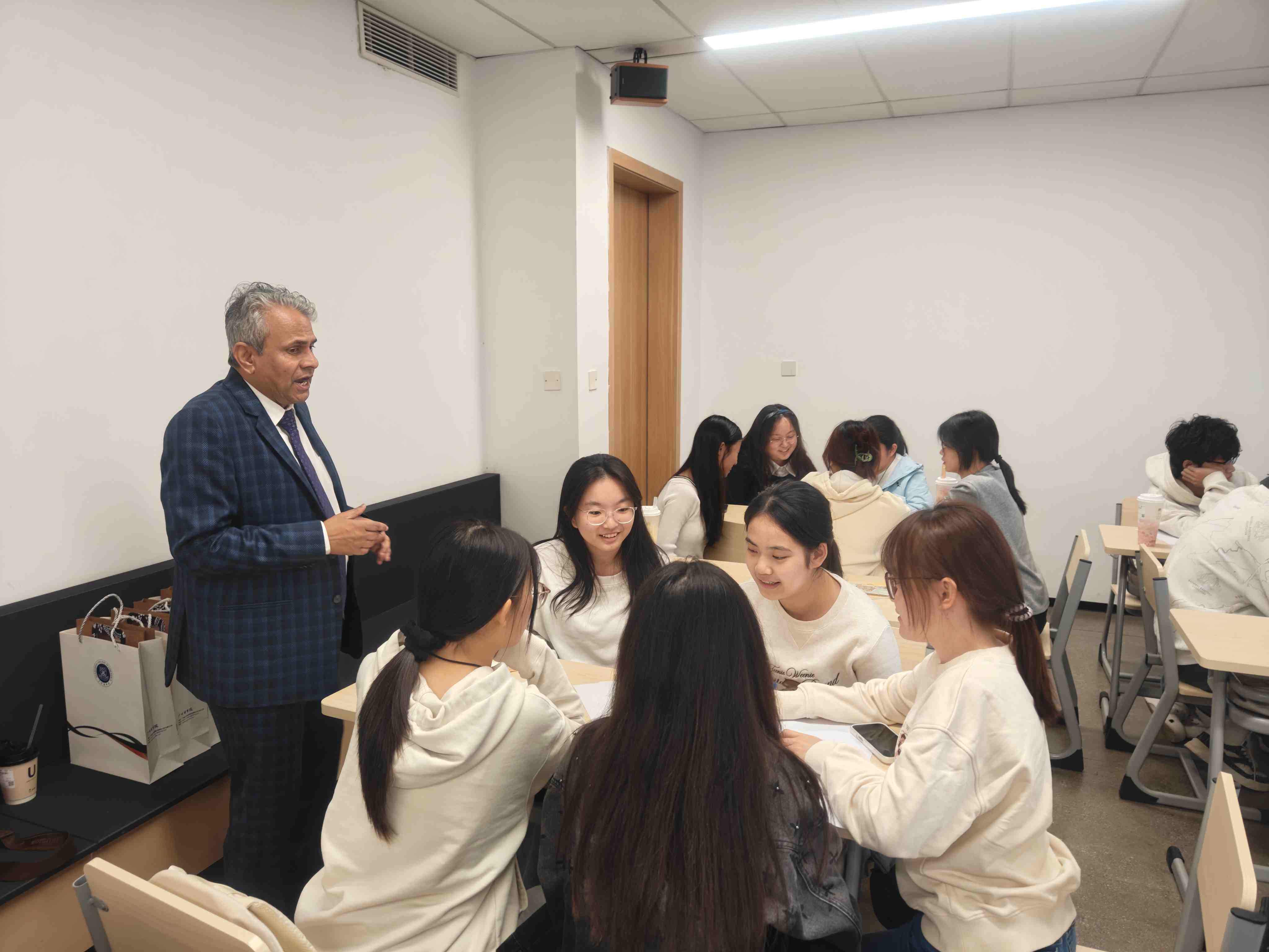 Arun Patil教授引导现场员工优化思考和完善方案.jpg