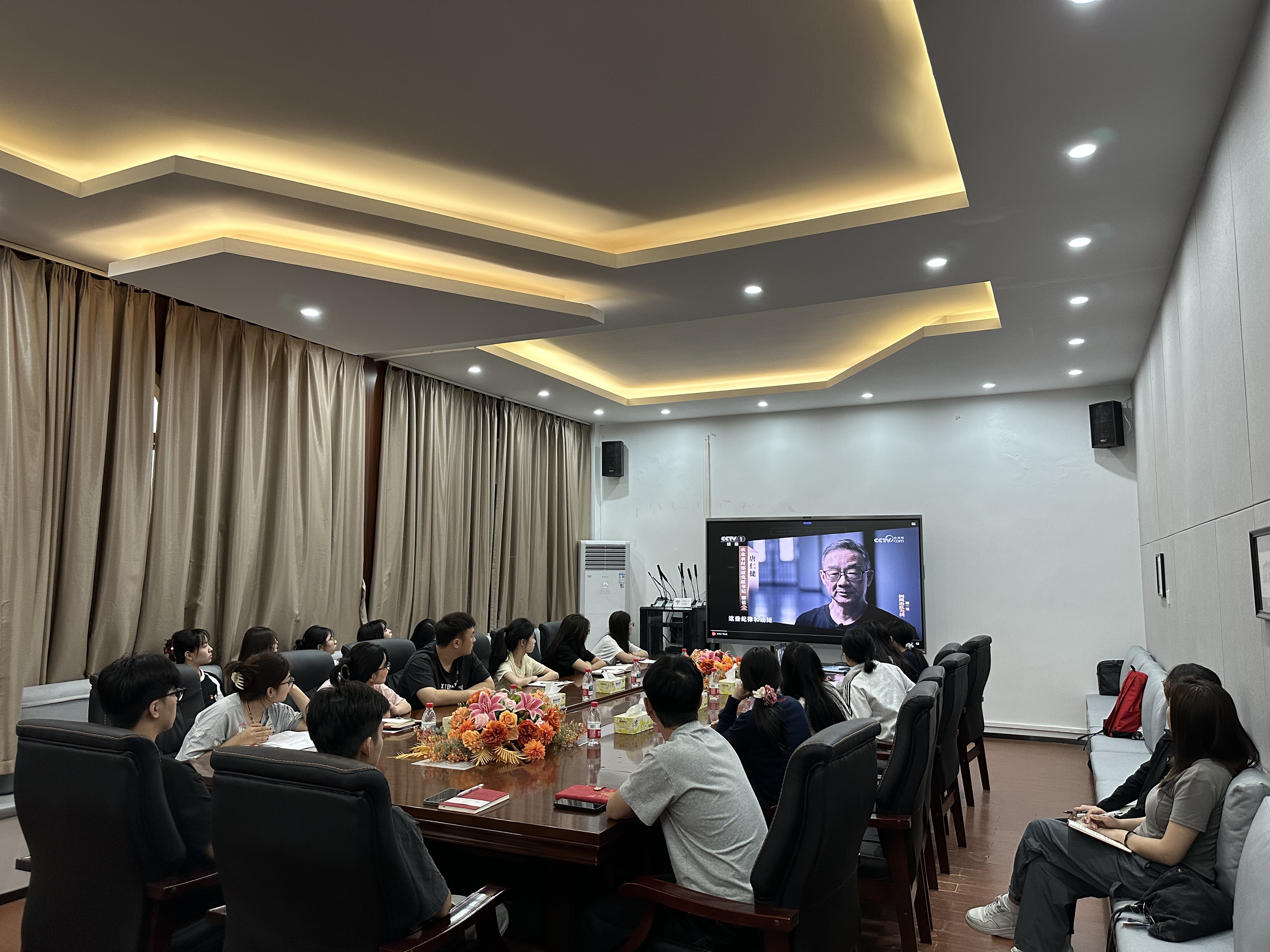 观看学习视频.jpg