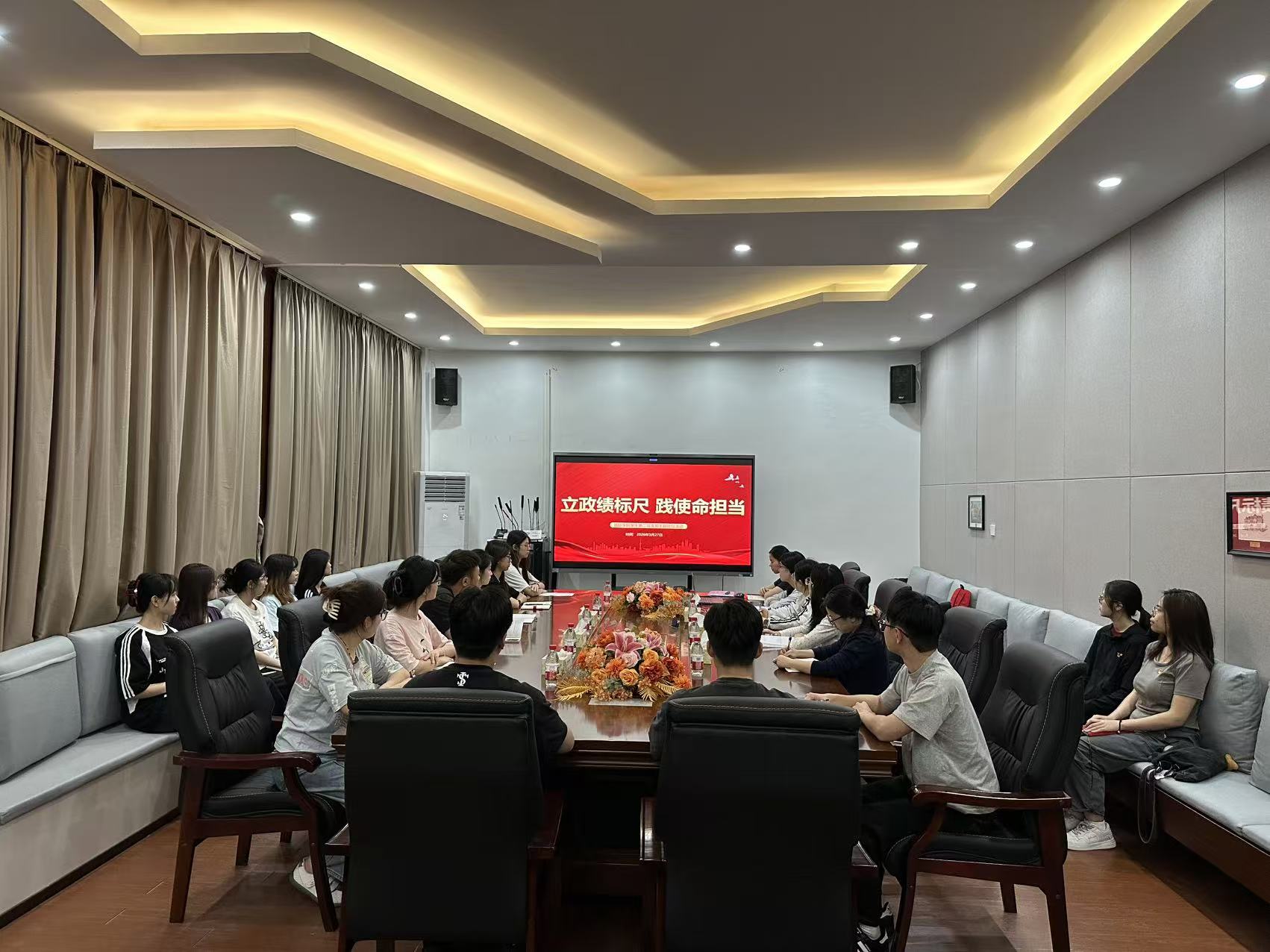 员工党员与老师合影留念.jpg