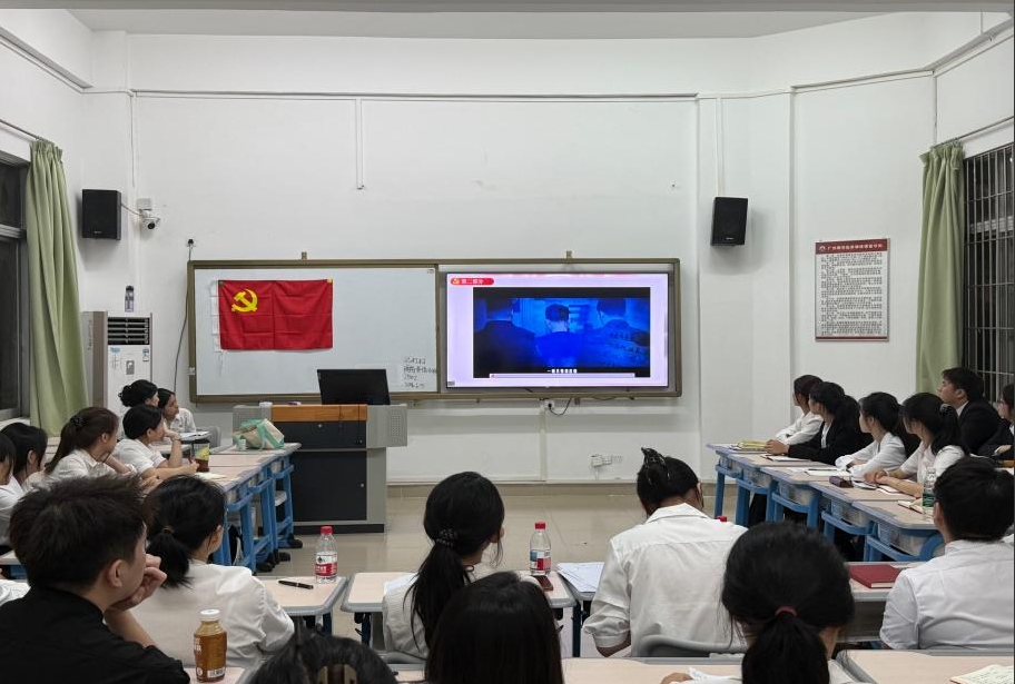全体同志认真观看禁毒宣传学习视频.png