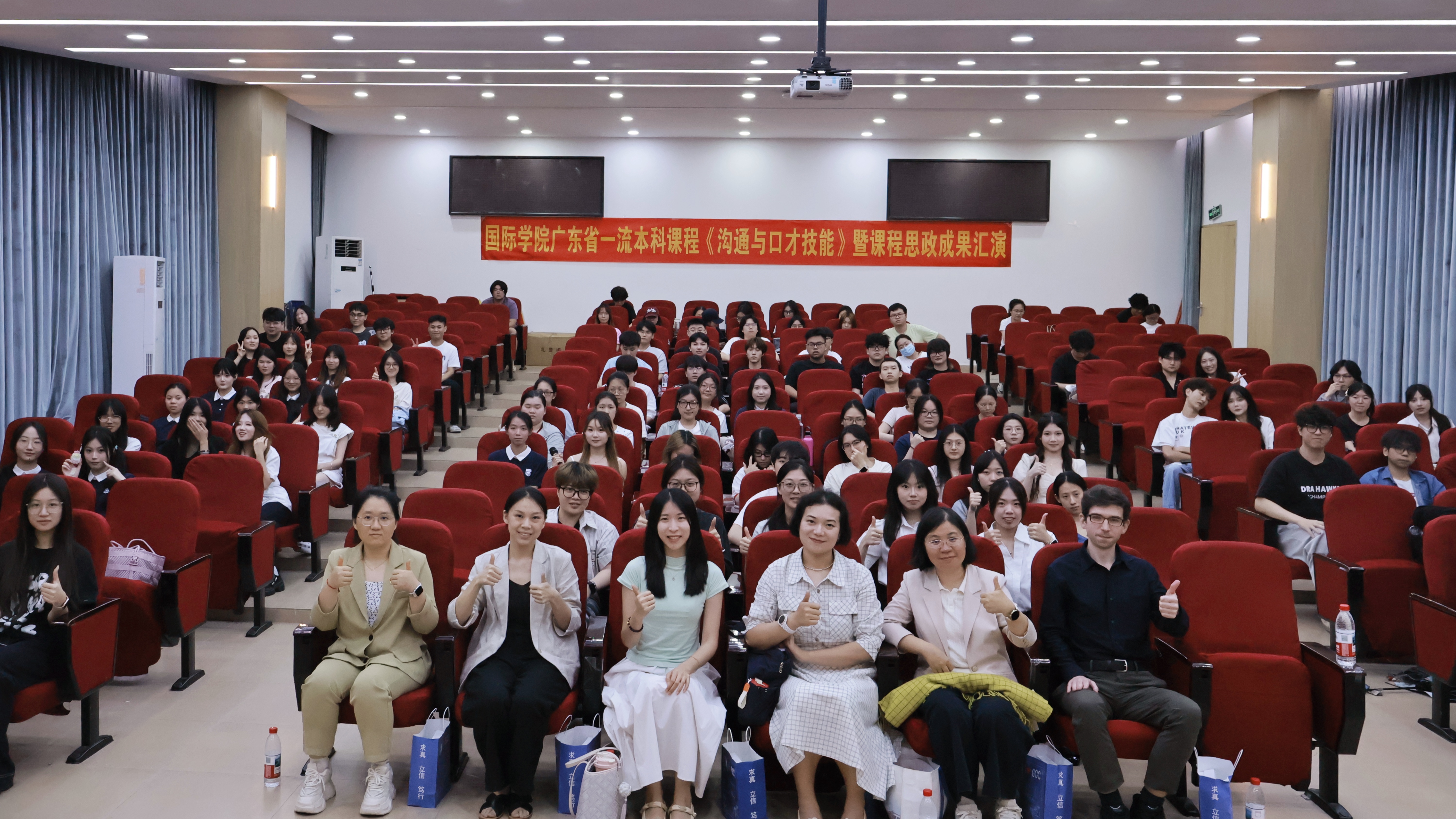 活动合照.jpg