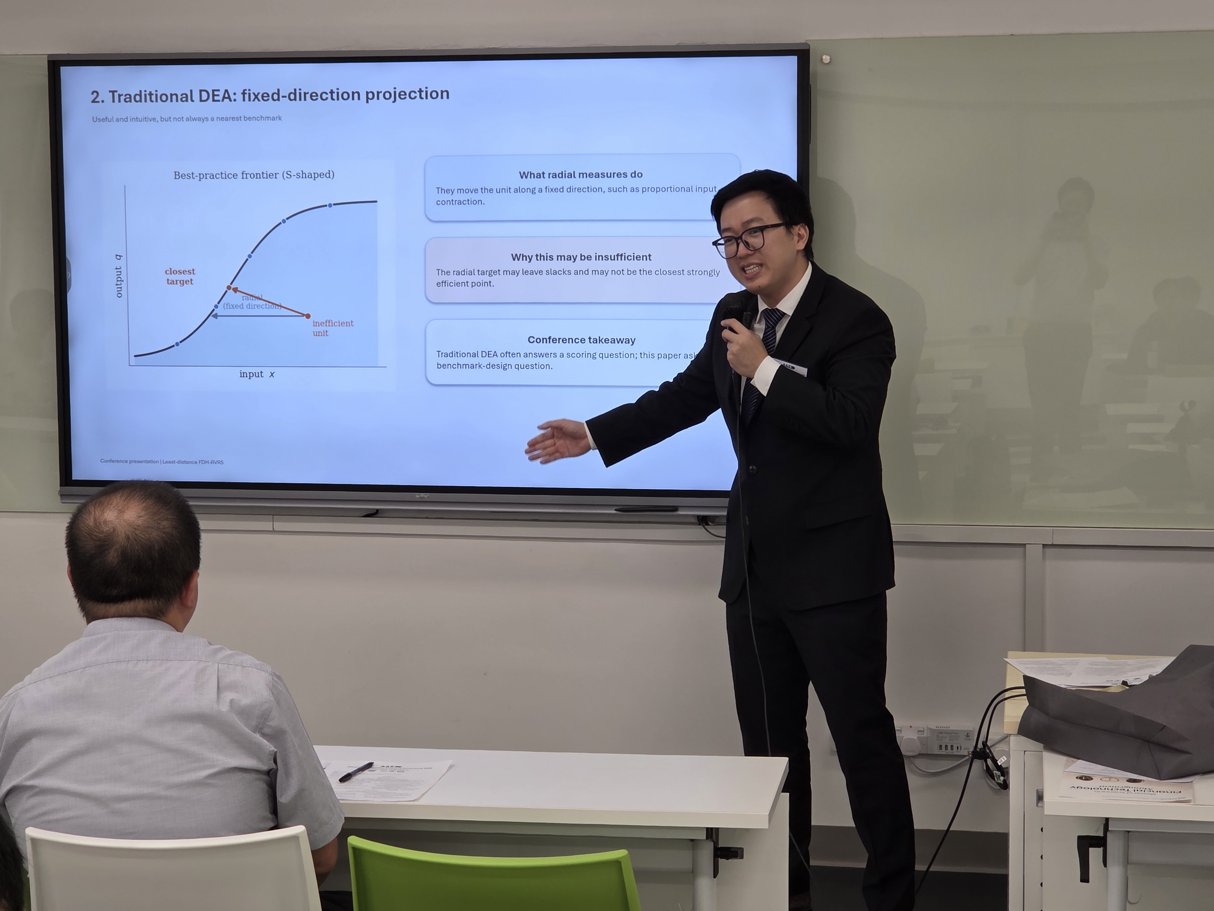 财经系主任麦楚林副教授作学术报告.jpg