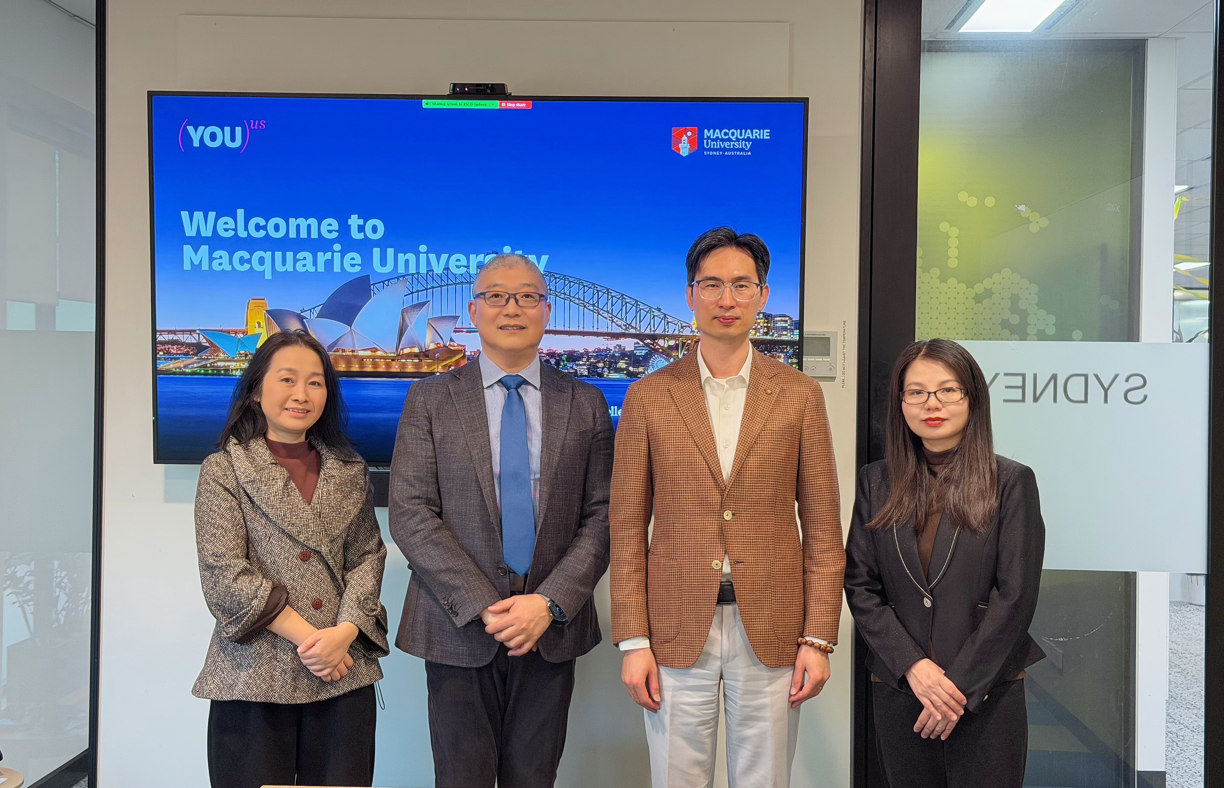 代表团访问麦考瑞大学合影留念.jpg